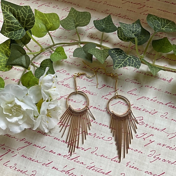 SALE🎉Fun Drop Dangling Earrings. Your “New” go to Earrings. Dangle Earring - Picture 3 of 6